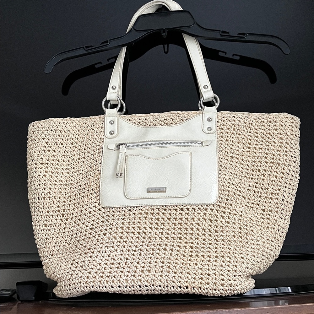 Brand new, never used ,Tote Bag with 2 Front Pockets. Excellent condition.